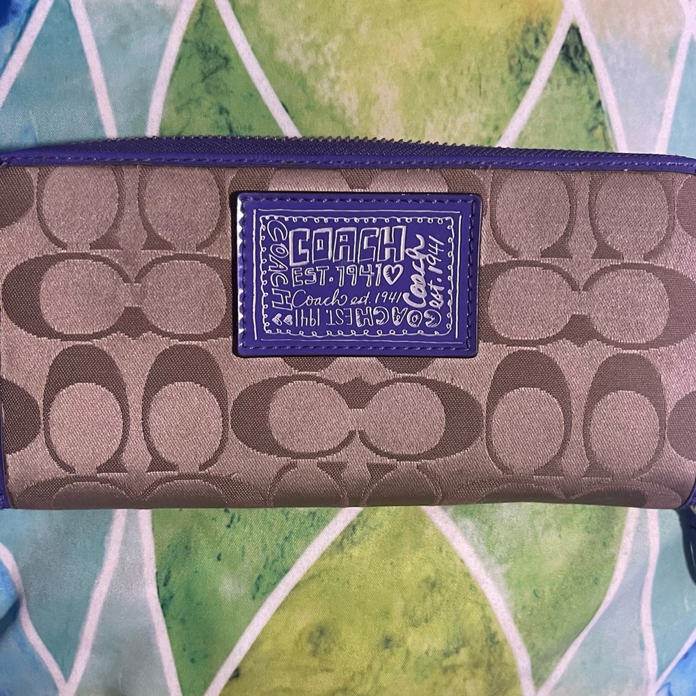 Coach zipper wallet! Used zero times. Pristine condition